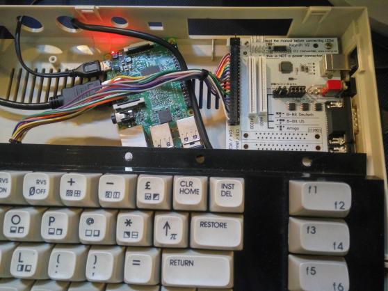 All' interno del C64 c'è un Raspberry che ne fa le veci in emulazione, collegato alla tastiera originale tramite l'interfaccia Keyrah. Mi piacerebbe fare la stessa cosa su un Amiga 600...